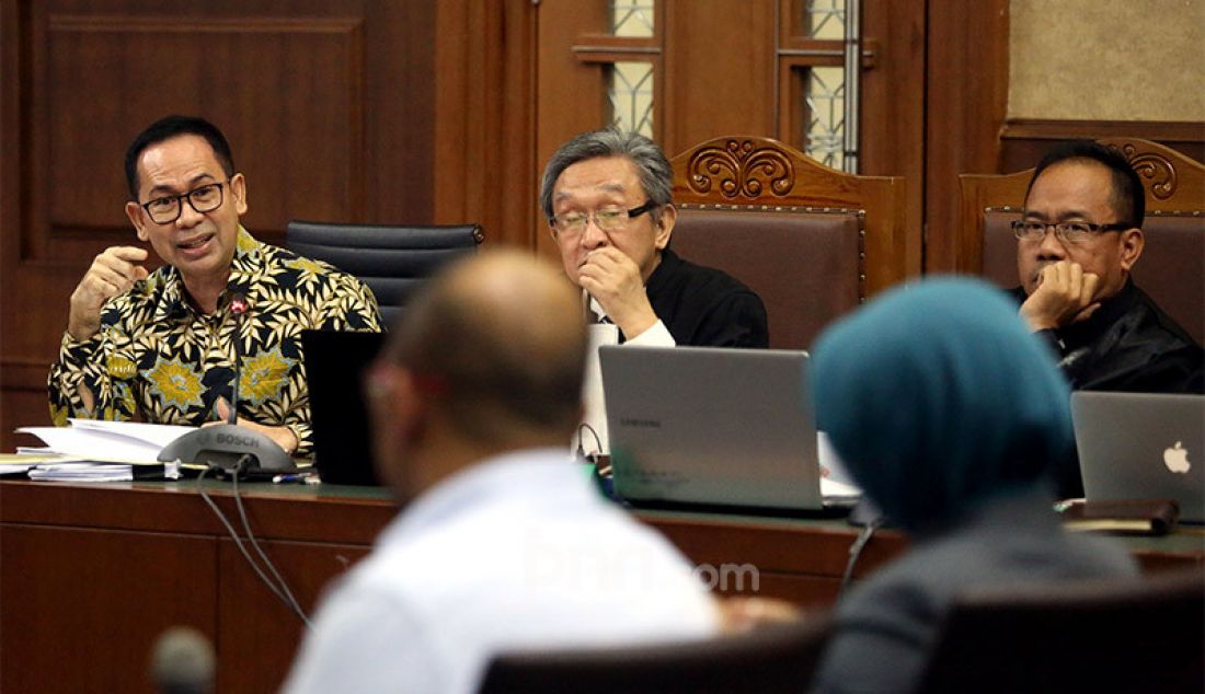 Terdakwa kasus tindak pidana pencucian uang dan korupsi Tubagus Chaeri Wardana alias Wawansaat menjalani sidang lanjutan di Pengadilan Tipikor, Jakarta, Senin (17/2). Sidang lanjutan tersebut beragendakan pemeriksaan saksi. - JPNN.com