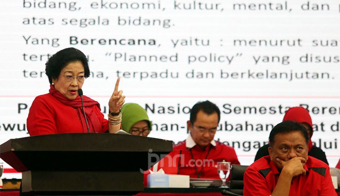 Ketua Umum DPP PDI Perjuangan Megawati Soekarnoputri mengumumkan Paslon Kepala Daerah dan Wakil Kepala Daerah Gelombang I di Kantor DPP PDIP, Jakarta, Rabu (19/2). Foto : Ricardo/JPNN.com - JPNN.com