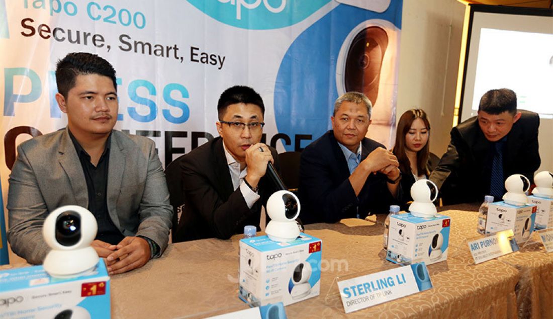 Marketing Manager of TP Link Biko Yosia, Director of TP Link Sterling Li, Vice President PT BIGI Multi Internasional Ari Purnomo, GM Marketing & Product PT BIGI Multi Internasional Monica dan Product Support Mgr Witanto saat memperkenalkan produk terbaru CCTV TAPO C200 by TP Link, Jakarta, Kamis (20/2). - JPNN.com