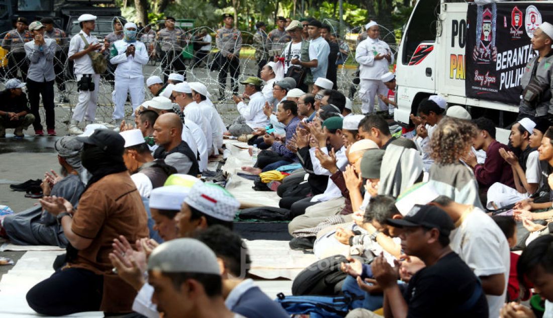 Massa aksi 212 menggelar unjuk rasa di Patung Kuda, Jakarta, Jumat (21/2). - JPNN.com
