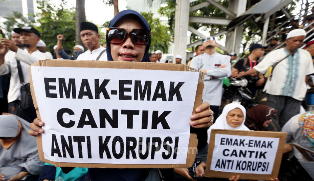 Massa aksi 212 menggelar unjuk rasa di Patung Kuda, Jakarta, Jumat (21/2). - JPNN.com