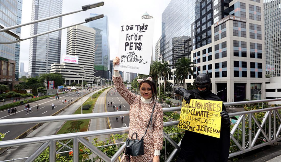 Aktivis lingkungan saat menggelar aksi damai bertema Jeda Untuk Iklim, Jakarta, Minggu (23/2). - JPNN.com