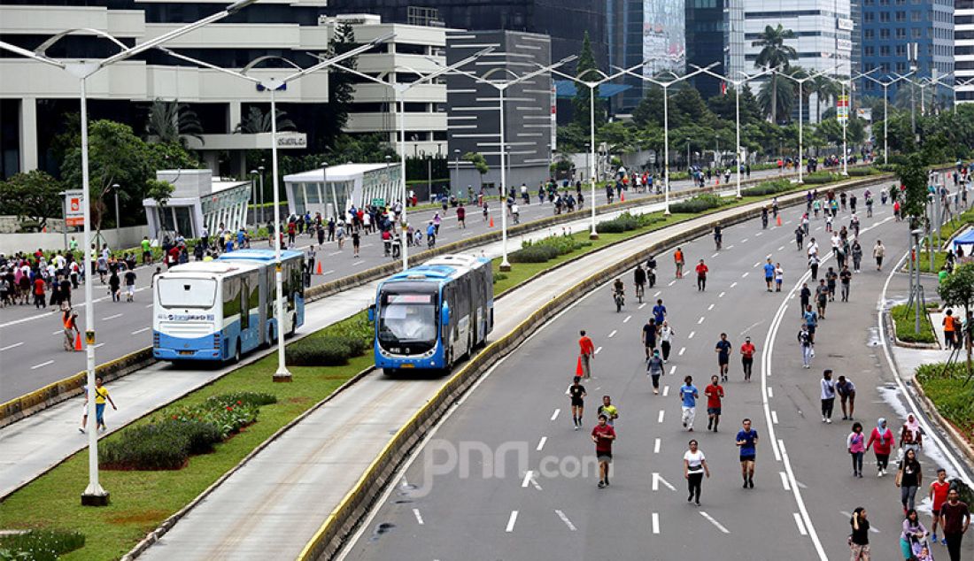 Warga melakukan aktivitas olahraga di area car free day, Jakarta, Minggu (23/2). - JPNN.com