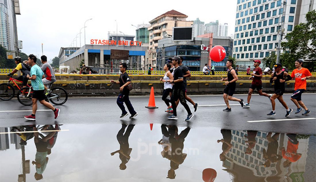 Warga melakukan aktivitas olahraga di area car free day, Jakarta, Minggu (23/2). - JPNN.com