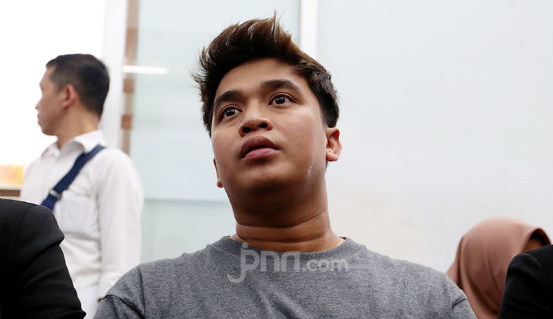 Billy Syahputra mendampingi terdakwa kasus dugaan penganiayaan Nikita Mirzani saat menjalani sidang dakwaan di PN Jakarta Selatan, Jakarta, Senin (24/2). - JPNN.com