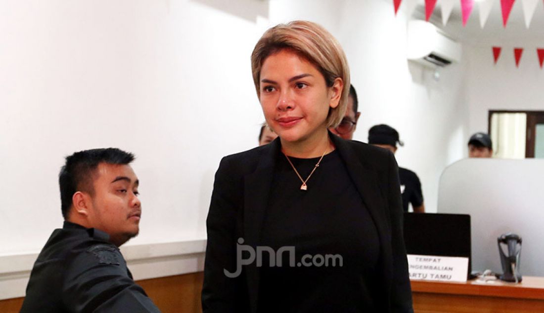 Terdakwa kasus dugaan penganiayaan Nikita Mirzani keluar dari ruang sidang PN Jakarta Selatan, Jakarta, Senin (24/2). - JPNN.com