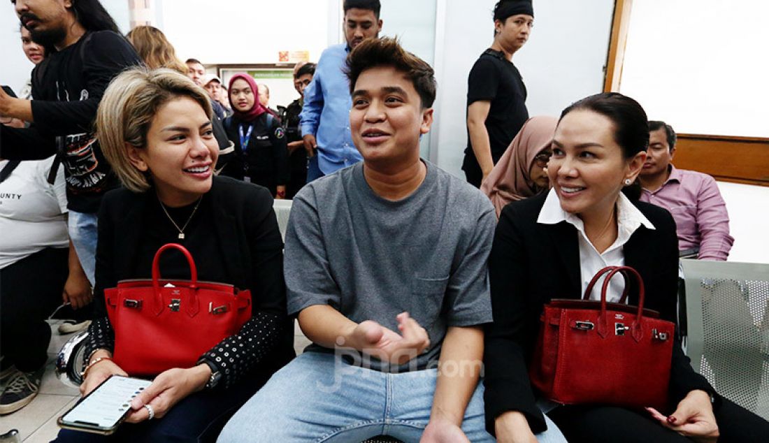 Billy Syahputra mendampingi terdakwa kasus dugaan penganiayaan Nikita Mirzani saat menjalani sidang dakwaan di PN Jakarta Selatan, Jakarta, Senin (24/2). - JPNN.com