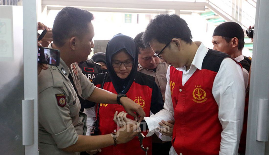 Terdakwa Aulia Kesuma dan Geovanni Kalvin memasuki ruang sidang PN Jakarta Selatan, Senin (24/2). Sidang kasus pembunuhan suami dan anak tiri ini beragendakan pemeriksaan saksi. - JPNN.com
