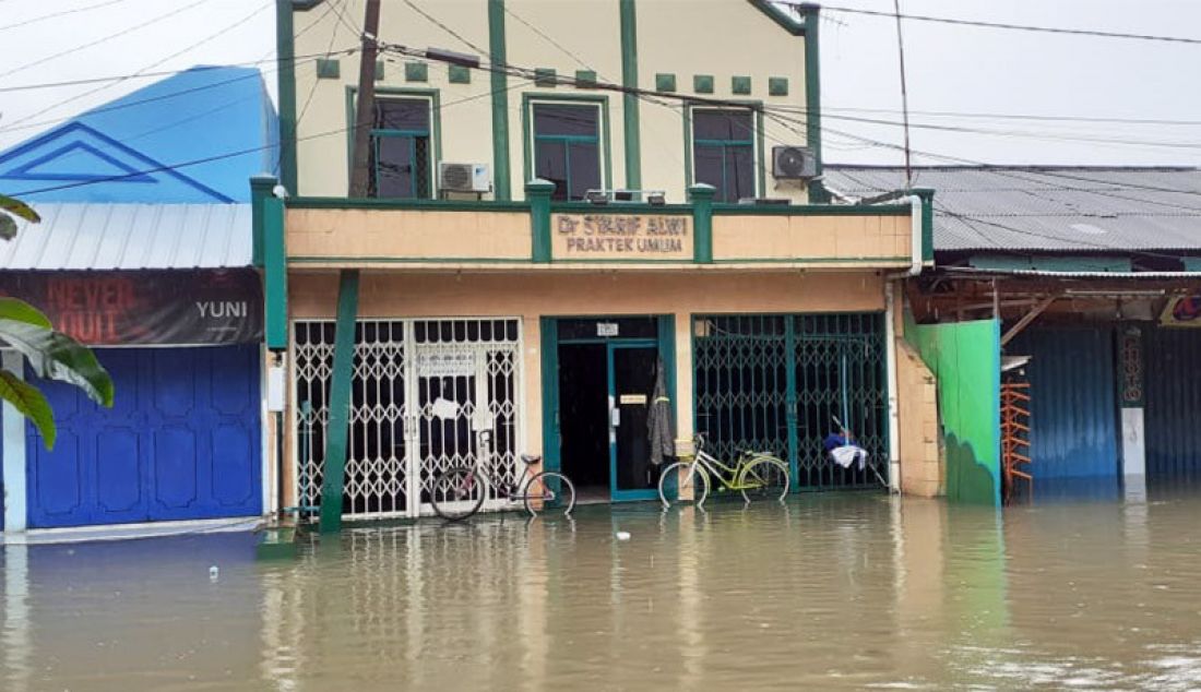 Banjir menggenangi klinik milik Dokter Timnas Syarif Alwi, yang berada di kota Bekasi, Selasa (25/2). Dr Syarif mengatakan bahwa klinik tersebut tergenang air setinggi paha orang dewasa. - JPNN.com