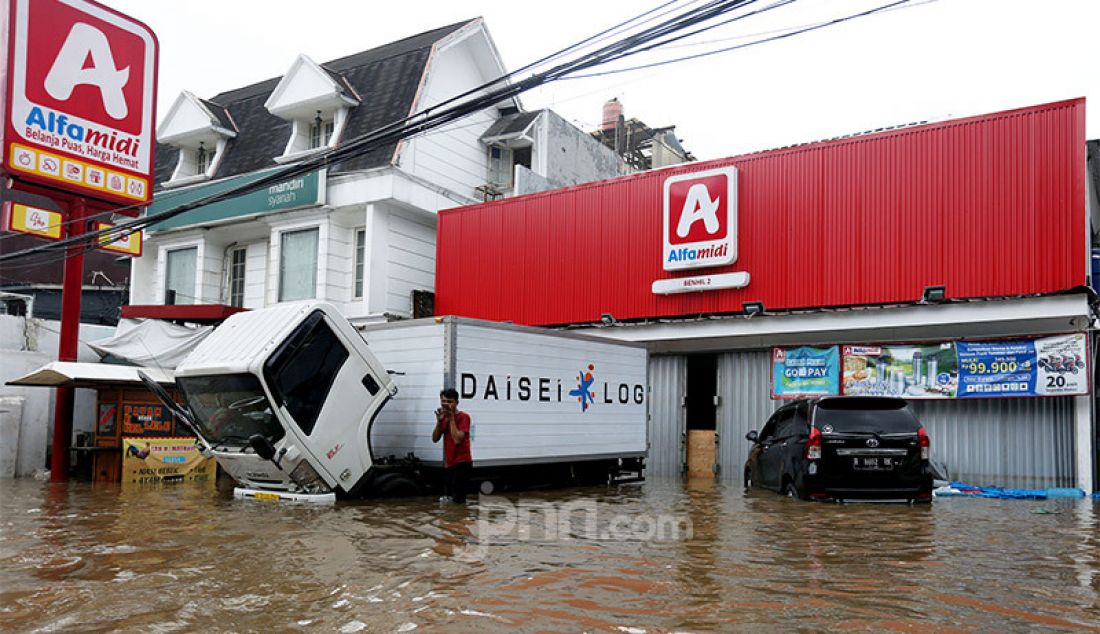 Sejumlah tempat usaha di kawasan Benhil terendam air akibat banjir, Jakarta, Selasa (25/2). Aktivitas jual-beli barang dan jasa menjadi lumpuh. - JPNN.com