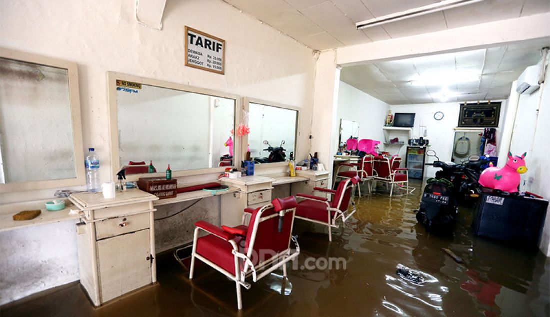 Sejumlah tempat usaha di kawasan Benhil terendam air akibat banjir, Jakarta, Selasa (25/2). Aktivitas jual-beli barang dan jasa menjadi lumpuh. - JPNN.com