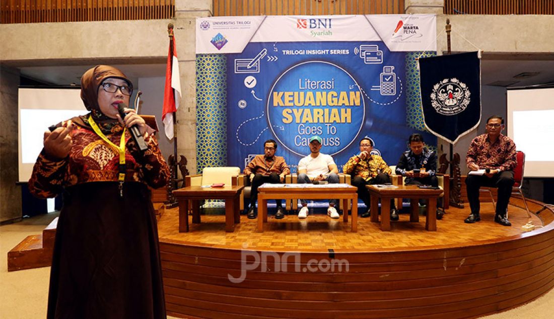 Dosen Universitas Trilogi Muyassaroh menjadi pembicara pada Seminar Literasi Keuangan Syariah Goes To Campus, Jakarta, Rabu (26/2). - JPNN.com