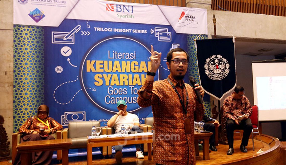 Analisi Direktorat Pengaturan dan Perizinan Perbankan Syariah OJK Reza Mustafa menjadi pembicara pada Seminar Literasi Keuangan Syariah Goes To Campus, Jakarta, Rabu (26/2). - JPNN.com