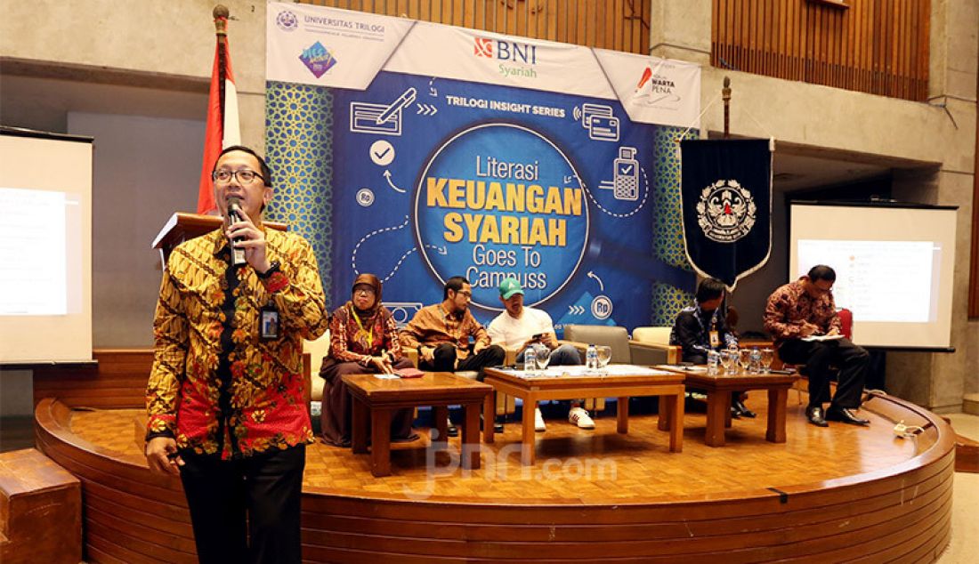 Promotion Division Head Komite Nasional Keuangan Syariah Inza Putra menjadi pembicara pada Seminar Literasi Keuangan Syariah Goes To Campus, Jakarta, Rabu (26/2). - JPNN.com