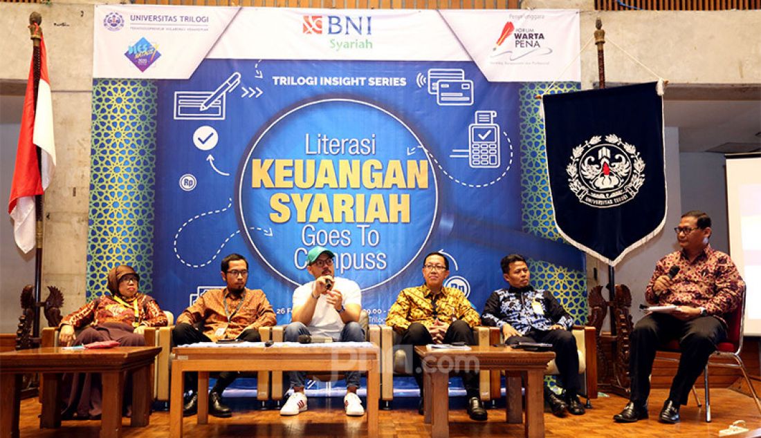 CEO dan Founder PT Alami Fintek Sharia Dima Djani menjadi pembicara pada Seminar Literasi Keuangan Syariah Goes To Campus, Jakarta, Rabu (26/2). - JPNN.com