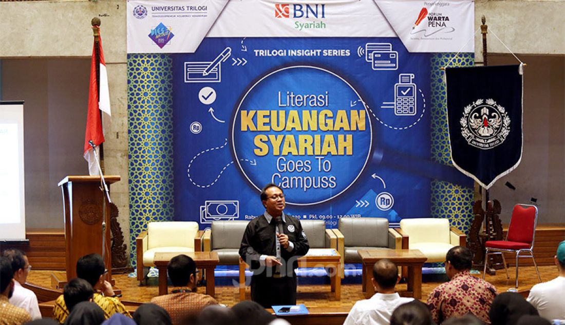 Rektor Universitas Trilogi Mudrajad Kuncoro menjadi pembicara pada Seminar Literasi Keuangan Syariah Goes To Campus, Jakarta, Rabu (26/2). - JPNN.com