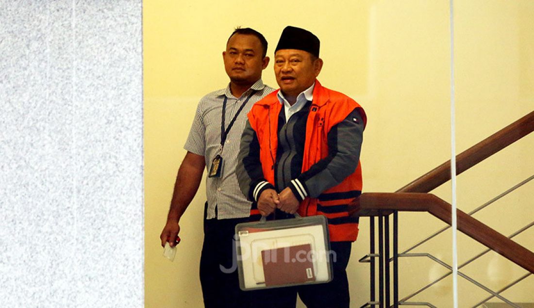 Bupati nonaktif Sidoarjo Saiful Ilah usai menjalani pemeriksaan KPK, Jakarta, Rabu (26/2). Saiful Ilah diperiksa sebagai saksi untuk tersangka penguasa Ibnu Ghopur dalam kasus dugaan suap terkait proyek infrastruktur. - JPNN.com