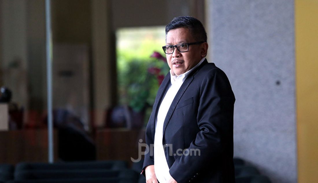 Sekjen PDIP Hasto Kristiyanto usai menjalani pemeriksaan KPK, Jakarta, Rabu (26/2). Hasto diperiksa sebagai saksi tindak pidana korupsi suap terkait penetapan anggota DPR terpilih tahun 2019-2024. - JPNN.com