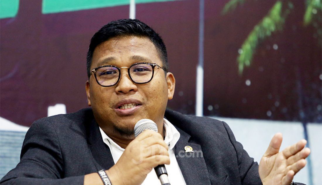 Anggota Komisi V DPR Irwan menjadi pembicara pada diskusi Banjir, Bencana atau Ketidakpahaman?, Jakarta, Kamis (27/2). - JPNN.com
