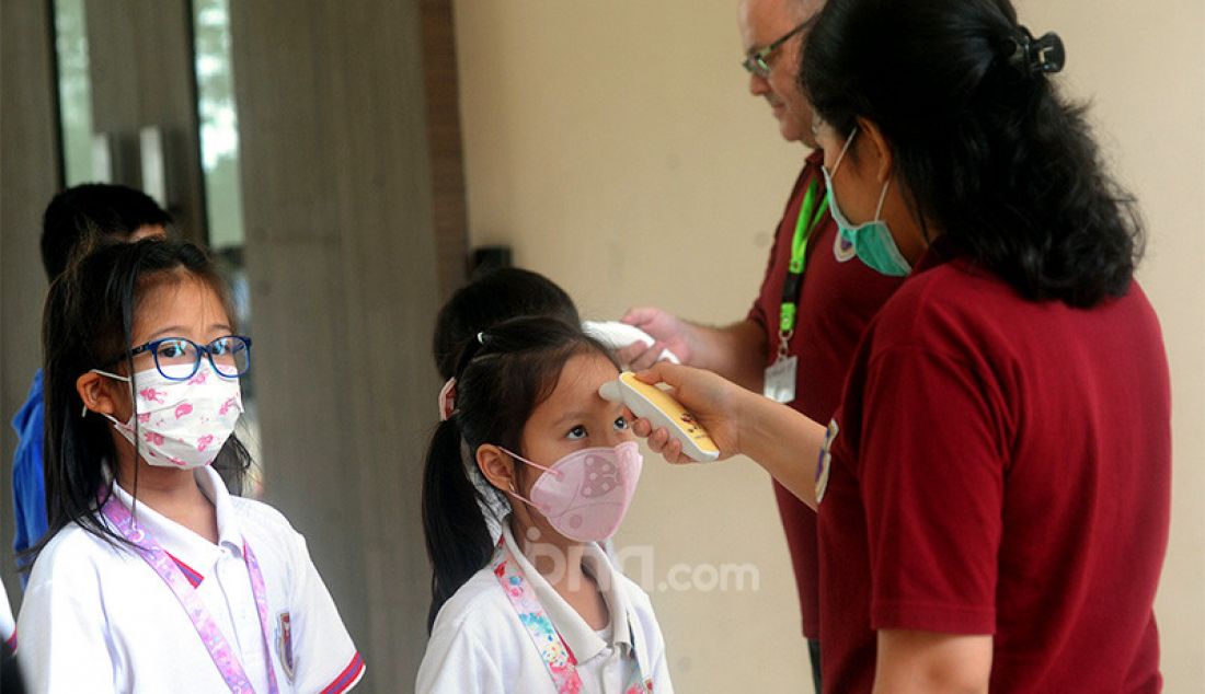 Murid-murid sekolah dasar menjalani pemeriksaan suhu tubuh sebelum memasuki lingkungan sekolah di Jakarta Nanyang School (JNY), Tangerang Selatan, Selasa (3/3). - JPNN.com