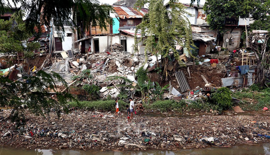 Rumah warga amblas di seberang Jl. Kesatria, Matraman, Jakarta, Selasa (3/3). Rumah amblas akibat hujan lebat yang mengguyur Ibukota. - JPNN.com