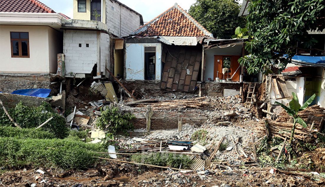 Rumah warga amblas di seberang Jl. Kesatria, Matraman, Jakarta, Selasa (3/3). Rumah amblas akibat hujan lebat yang mengguyur Ibukota. - JPNN.com
