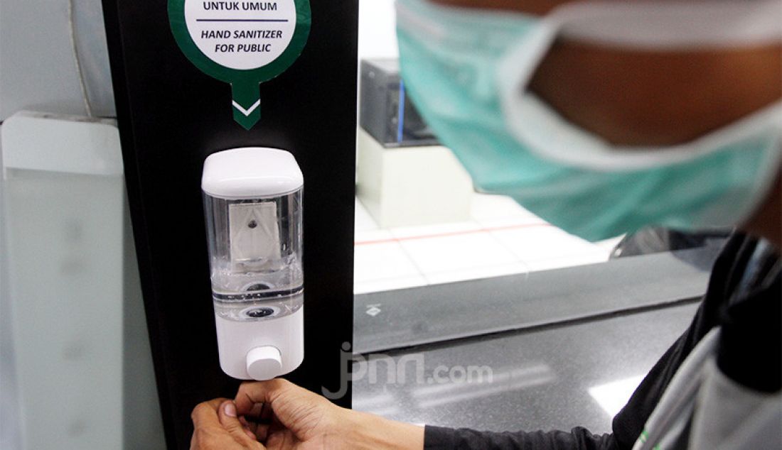 Penumpang mencuci tangan dengan cairan anti septik di Stasiun MRT, Jakarta, Selasa (3/3). PT MRT Jakarta untuk mengatisipasi penularan Virus Corona dengan menyediakan hand sanitizer dan detektor suhu badan di setiap stasiun. - JPNN.com