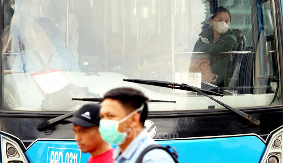 Warga menggunakan masker wajah saat melintasi kawasan MH. Thamrin, Jakarta, Selasa (3/3). Menanggapi masuknya wabah virus corona ke Indonesia, pemerintah melalui Kementrian Kesehatan meminta masyarakat agar tidak panik. - JPNN.com