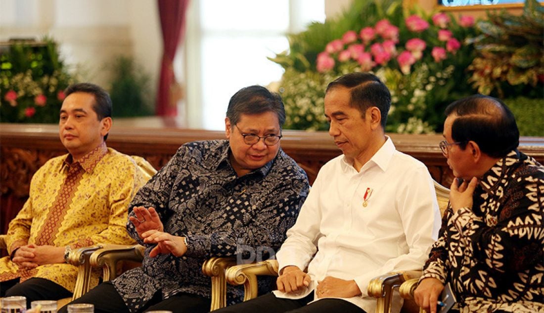 Presiden Joko Widodo berbincang dengan Menteri Koordinator Bidang Perekonomian Airlangga Hartarto saat membuka rapat kerja Kementerian Perdagangan Tahun 2020 di Istana Negara, Jakarta, Rabu (4/3). - JPNN.com