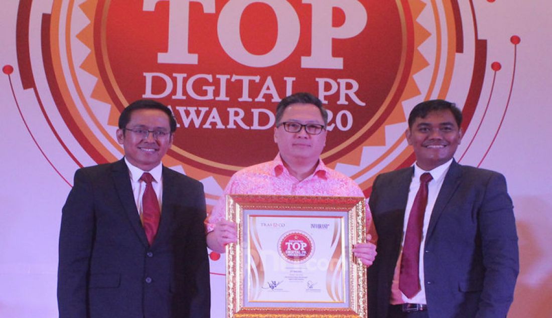 Head Of Division Marketing PT Gajah Tunggal Tbk Leonard Gozali menerima penghargaan Indonesia Top Digital PR Award 2020 yang diberikan oleh Founder & Chairman Tras N Co Indonesia Tri Raharjo dan Pemimpin Redaksi InfoBrand.Id - JPNN.com