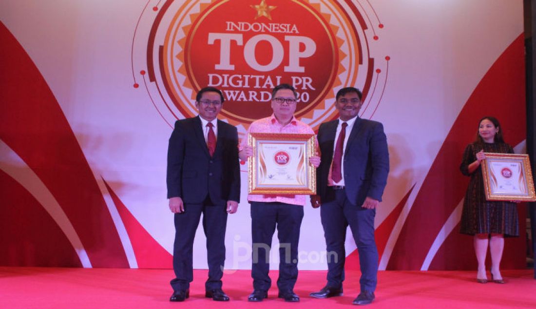 Head Of Division Marketing PT Gajah Tunggal Tbk Leonard Gozali menerima penghargaan Indonesia Top Digital PR Award 2020 yang diberikan oleh Founder & Chairman Tras N Co Indonesia Tri Raharjo dan Pemimpin Redaksi InfoBrand.Id Panji Nurdiyan Syah. Penghargaan ini menjadi kebanggaan PT Gajah Tunggal Tbk yang telah berhasil membangun brand image dan kualitas produk dari PT Gajah Tunggal Tbk - JPNN.com