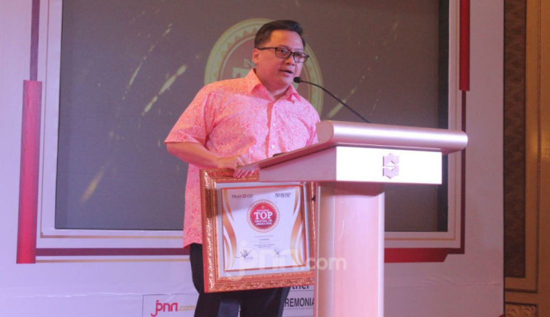 Head Of Division Marketing PT Gajah Tunggal Tbk Leonard Gozali menerima penghargaan Indonesia Top Digital PR Award 2020 yang diberikan oleh Founder & Chairman Tras N Co Indonesia Tri Raharjo dan Pemimpin Redaksi InfoBrand.Id Panji Nurdiyan Syah. Penghargaan ini menjadi kebanggaan PT Gajah Tunggal Tbk yang telah berhasil membangun brand image dan kualitas produk dari PT Gajah Tunggal Tbk - JPNN.com