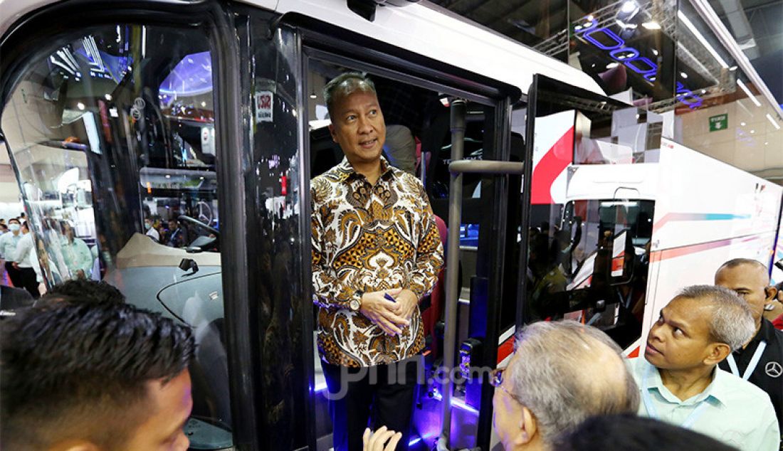 Menperin Agus Gumiwang Kartasasmita saat mengunjungi booth-booth usai membuka GAIKINDO Indonesia International Commercial Vehicle (GIICOMVEC) 2020 di JCC, Jakarta, Kamis (5/3). Pameran ini berlangsung dari 5-8 Maret 2020. - JPNN.com