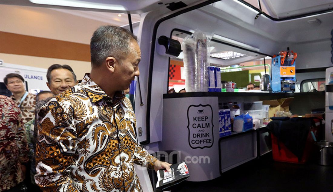 Menperin Agus Gumiwang Kartasasmita saat mengunjungi booth-booth usai membuka GAIKINDO Indonesia International Commercial Vehicle (GIICOMVEC) 2020 di JCC, Jakarta, Kamis (5/3). Pameran ini berlangsung dari 5-8 Maret 2020. - JPNN.com