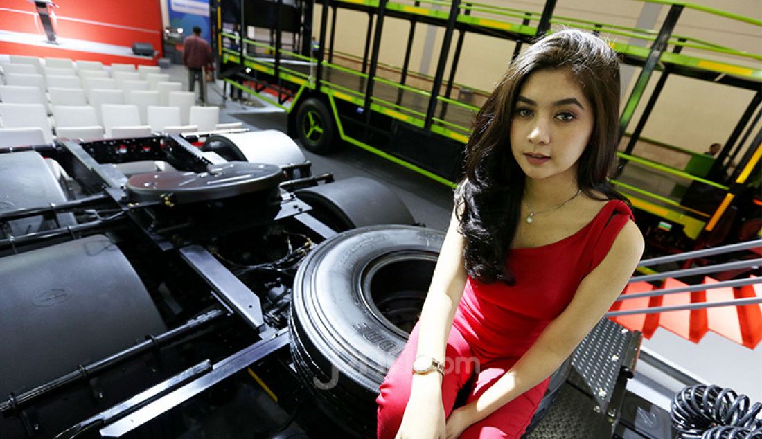 Sales Promotion Girl berpose diatas truk yang dipamerkan pada GAIKINDO Indonesia International Commercial Vehicle (GIICOMVEC) 2020 di JCC, Jakarta, Kamis (5/3). Jasa SPG digunakkan untuk menarik perhatian pengunjung. - JPNN.com