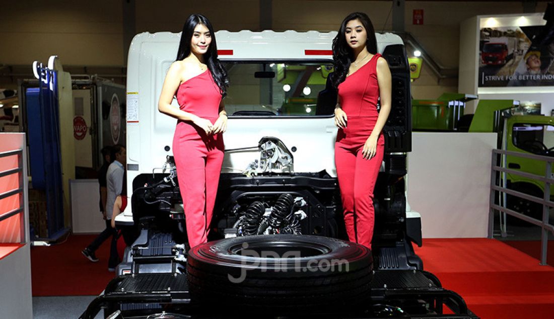 Sales Promotion Girl berpose diatas truk yang dipamerkan pada GAIKINDO Indonesia International Commercial Vehicle (GIICOMVEC) 2020 di JCC, Jakarta, Kamis (5/3). Jasa SPG digunakkan untuk menarik perhatian pengunjung. - JPNN.com