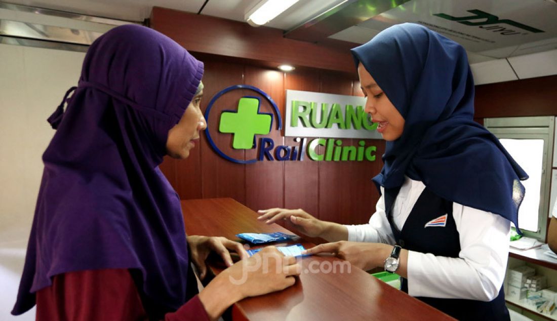 Petugas KAI saat mensosialisasikan pencegahan penyebaran virus Corona menggunakan Rail Clinic di stasiun Depok, Jawa Barat, Jumat (6/3). PT KAI juga memberikan masker, cairan antiseptik dan pemeriksaan kesehatan. - JPNN.com