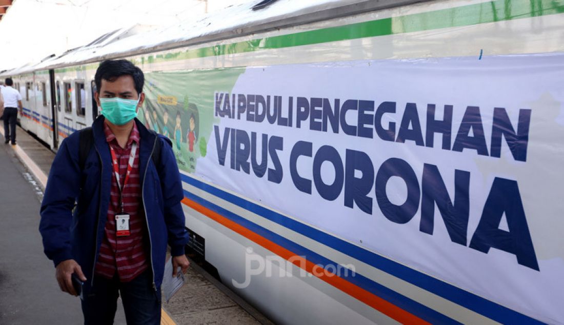 Petugas KAI saat mensosialisasikan pencegahan penyebaran virus Corona menggunakan Rail Clinic di stasiun Depok, Jawa Barat, Jumat (6/3). PT KAI juga memberikan masker, cairan antiseptik dan pemeriksaan kesehatan. - JPNN.com