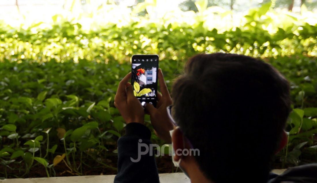 Seorang wartawan mencoba sensasi Samsung Galaxy S20 Series pada acara Samsung Consumer Launch serta Photography Sharing Session Bersama Galaxy S20 Series, Jakarta, Jumat (6/3). - JPNN.com