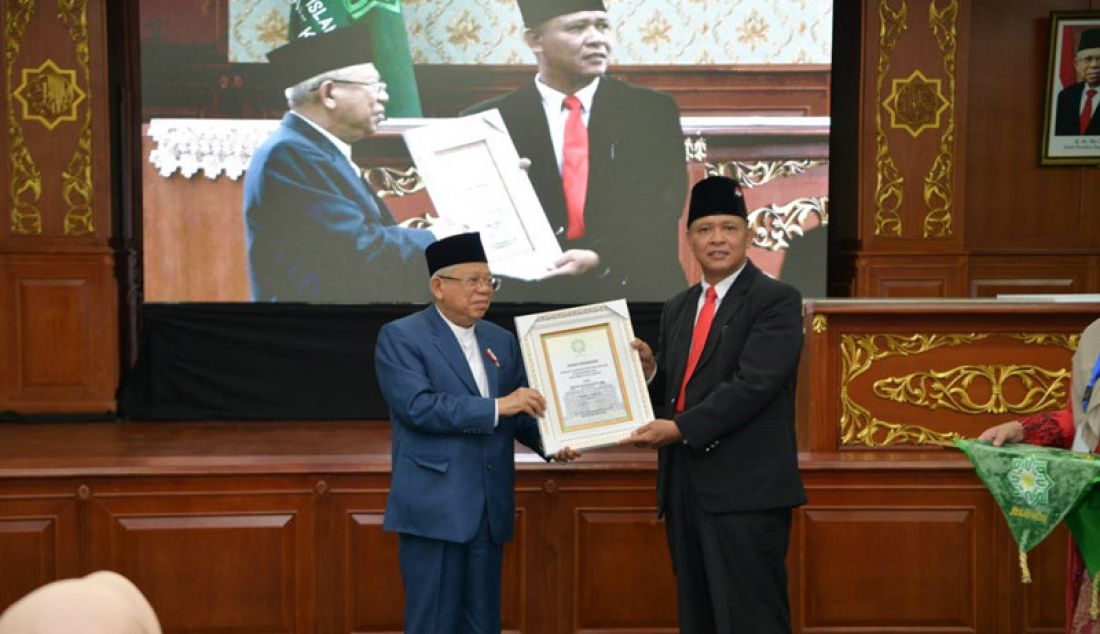 Wapres KH Ma'ruf Amin menerima gelar sebagai Bapak Ekonomi Syariah Indonesia oleh Universitas Islam Negeri Sultan Syarif Kasim (UIN Suska) Riau, Jum'at (6/3). Penanugerahan diberikan langsung oleh rektor UIN. - JPNN.com