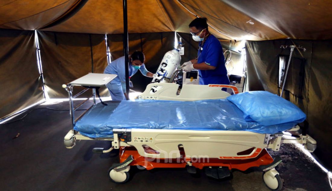Petugas menyiapkan tempat tidur di tenda isolasi sementara di Rumah Sakit Siloam, Jakarta, Sabtu (7/3). RS Siloam menyediakan fasilitas tenda isolasi sementara, ruangan dekontaminasi dan pengecekan suhu tubuh guna mengantisipasi penyebaran virus corona COVID-19. - JPNN.com