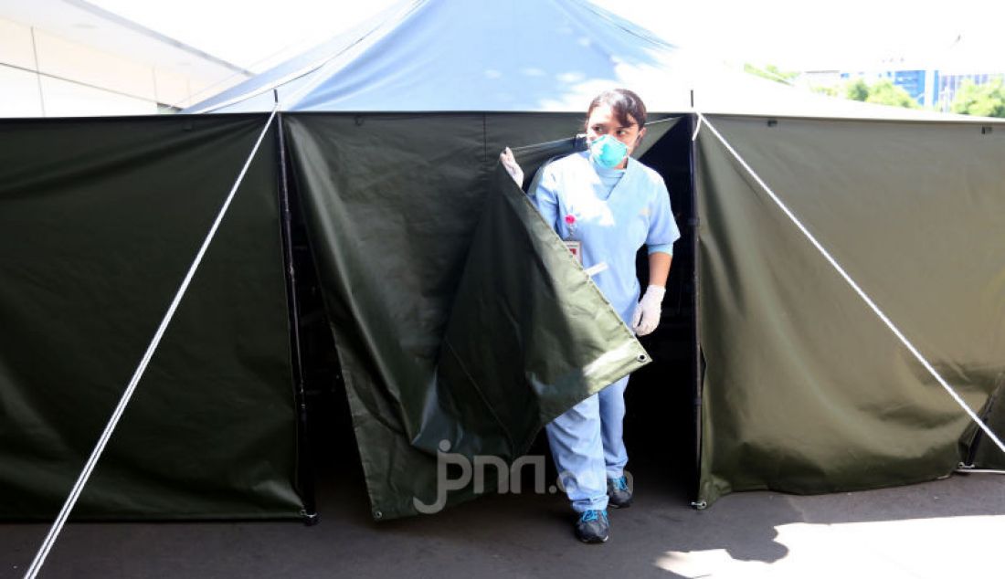 Petugas keluar dari tenda isolasi sementara yang disediakan di Rumah Sakit Siloam, Jakarta, Sabtu (7/3). RS Siloam menyediakan fasilitas tenda isolasi sementara, ruangan dekontaminasi dan pengecekan suhu tubuh guna mengantisipasi penyebaran virus corona COVID-19. - JPNN.com