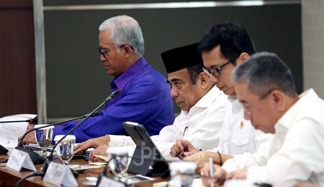Menko PMK Muhadjir Effendy memimpin Rakor Tingkat Menteri (RTM) tentang Revisi Hari Libur Nasional dan Cuti Bersama 2020 di Kemenko PMK, Jakarta, Senin (9/3). - JPNN.com