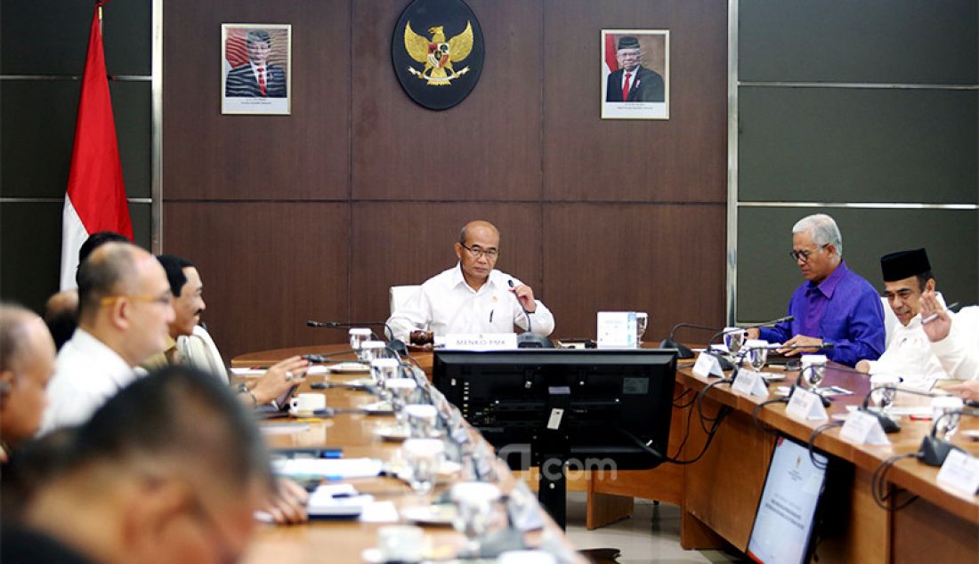 Menko PMK Muhadjir Effendy memimpin Rakor Tingkat Menteri (RTM) tentang Revisi Hari Libur Nasional dan Cuti Bersama 2020 di Kemenko PMK, Jakarta, Senin (9/3). - JPNN.com