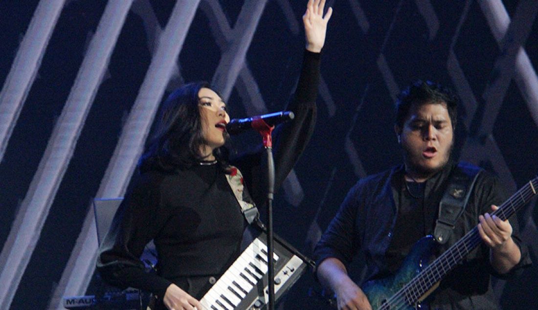Penyanyi Isyana memukau konser Kemenangan Idol dengan membawakan lagu 'Lexicon', Jakarta, Senin (9/3). Isyana tampil denghan membawakan lagu yang menceritakan tentang dirinya yang sebenernya. - JPNN.com