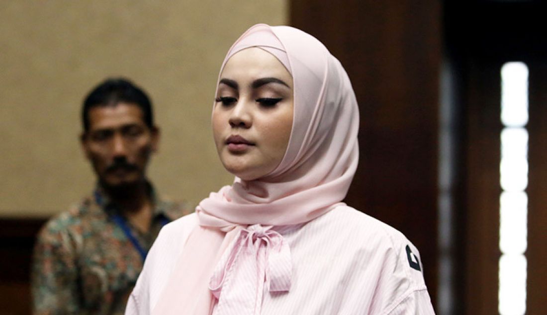 Jennifer Dunn bersaksi dalam sidang kasus tindak pidana pencucian uang oleh Tubagus Chaeril Wardana alias Wawan di Pengadilan Tipikor, Jakarta, Kamis (12/3). - JPNN.com