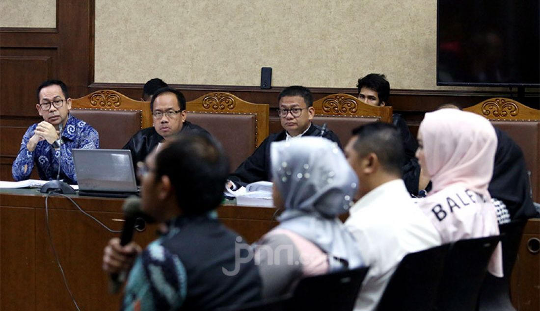 Jennifer Dunn bersaksi dalam sidang kasus tindak pidana pencucian uang oleh Tubagus Chaeril Wardana alias Wawan di Pengadilan Tipikor, Jakarta, Kamis (12/3). - JPNN.com
