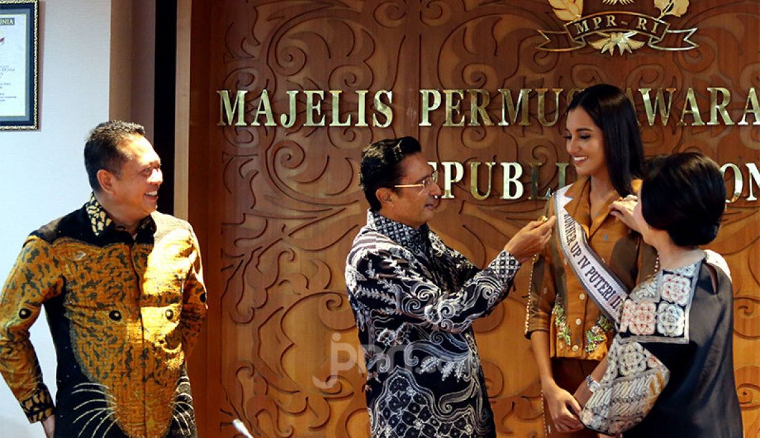 Ketua MPR Bambang Soesatyo bersama pimpinan MPR menerima Finalis Puteri Indonesia di Ruang Pimpinan MPR, Jakarta, Kamis (12/3). MPR menunjukkan Finalis Puteri Indonesia menjadi Duta MPR. - JPNN.com