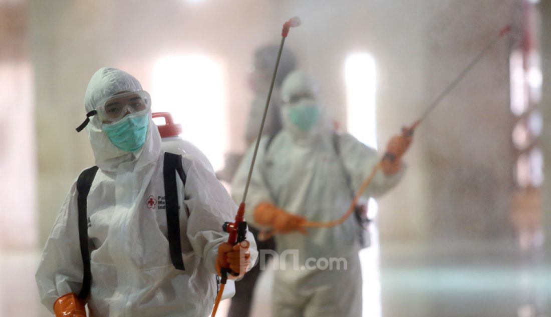 Petugas melakukan sterilisasi dengan cairan disinfektan di Masjid Istiqlal, Jakarta, Jumat (13/3). Sterilisasi dengan disinfektan dalam rangka pencegahan virus corona atau Covid-19. - JPNN.com