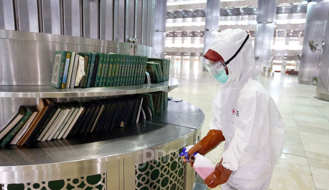 Petugas melakukan sterilisasi dengan cairan disinfektan di Masjid Istiqlal, Jakarta, Jumat (13/3). Sterilisasi dengan disinfektan dalam rangka pencegahan virus corona atau Covid-19. - JPNN.com